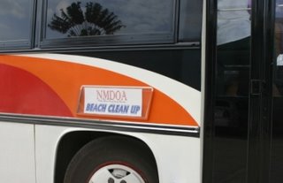 ターシツアーズのバスに清掃行きのサイン！